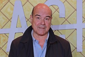 Antonio Resines, muy presente entre sus compañeros en los \'Premios Feroz 2022\'.