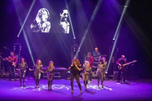 El brillante ‘Totally Tina’ llena el Auditorio con el ritmo de la reina del rock.