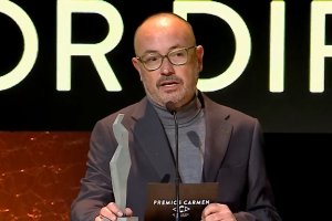Manuel Martín Cuenca, con el Carmen a la mejor dirección, en una imagen de Canal Sur.