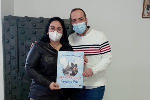 La concejala Melchi Caparrós entrega el Vale a Miguel Guevara