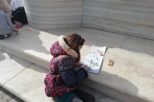 Niña durante la jornada de \'Dibuja tu ciudad\'.