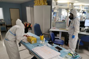 Dos sanitarios en el área de UCI en Torrecárdenas.