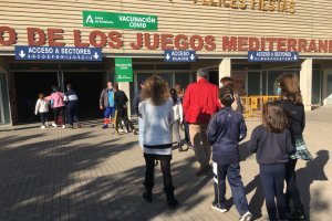 Vacunación infantil en el Palacio de los Juegos Mediterráneos.