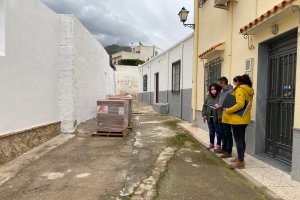 Una imagen de las obras de la red de abastecimiento en una de las calles de Dalías.