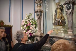 Una peregrina en el camarín junto a la Virgen del Saliente. Foto: Ginés Ruiz.