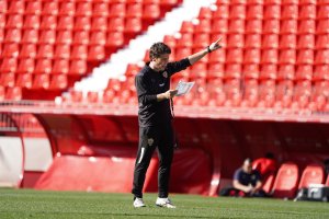 Rubi dando indicaciones en el entrenamiento del equipo.