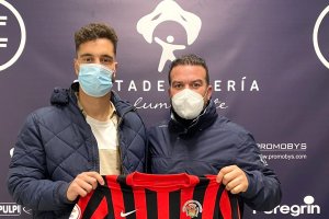 Cristian Moreno con el presidente del club, Mariano Muñoz.