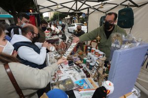 Carlos López expuso una muestra de artículos cofrades con gran aceptación ante la proximidad de la Semana Santa.