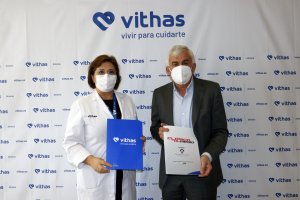 Pilar Espejo con José Manuel Muñoz tras la firma del acuerdo en Vithas.
