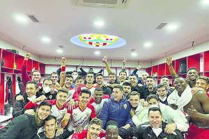 Unión y felicidad en el vestuario después de cortar la mala racha.