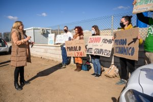 La alcaldesa de Níjar hablando con un grupo de ecologistas.