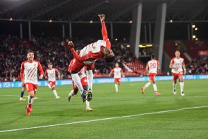 Ramazani volando tras uno de los goles del Almería al Real Valladolid.