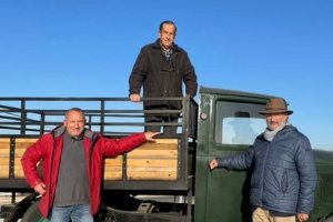 Francisco torrecillas junto al camión de los años 20 que coronará la rotonda dedicada a los transportistas.