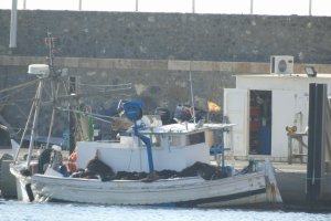 Barco apresado por la Guardia Civil, en el Muelle de Poniente