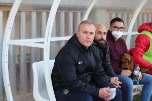 El míster Sebas López en el banquillo de San Miguel.