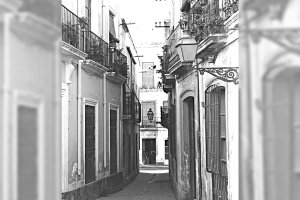 Las casas para ejercer la prostitución  se centraban en callejones escondidos como la céntrica calle de Solís, junto a la calle Real.