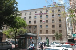 Edificio de sindicatos en la calle Javier Sanz.