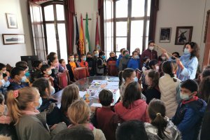 La edil Carolina Pérez muestra el bastón de mando a los alumnos.