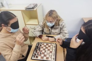 Alumnas ante el reto de una partida de ajedrez a ciegas.