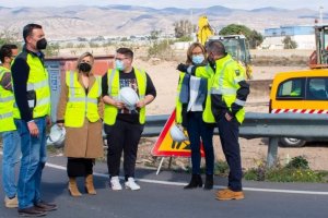 La alcaldesa de Níjar visita las obras del carril bici.