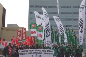 La concentración se ha celebrado este viernes ante el Materno Infantil.