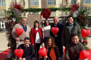 Personalidades del Ayuntamiento huercalense posan en el photocall ubicado en la Plaza Mayor por San Valentín.