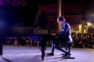 José Carlos Esteban-Hanza en el escenario de la Plaza Careaga