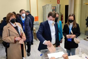 El candidato del PP ha acudido temprano a votar.