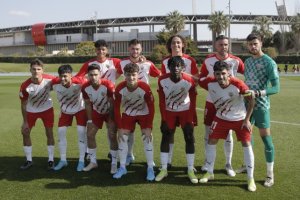 Los canteranos del Almería vuelven a saborear la victoria.