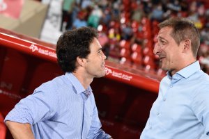 Rubi saluda a Ramis en el Almería-Tenerife.