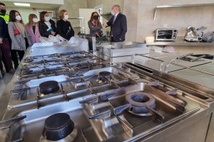 Cocina de la renovada cafetería-restaurante que va a reabrir en Almería.