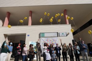 Representantes de las instituciones, de Argar y niños con cáncer en el acto de Roquetas.
