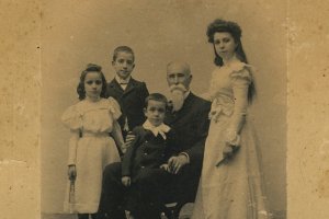 Antonio Abellán junto a familiares en una fotografía realizada en Madrid. Foto: Miguel Ángel Alonso.