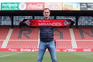 El nuvo entrenador del Mirandés.