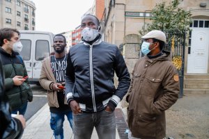 Varios amigos de los tripulantes del pesquero que ha naufragado en aguas de Canadá.