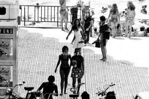 La primera cabina que colocaron frente a la playa fue la de la calle Joaquín Vázquez. Estaba pegada al mar.