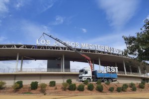 La grúa desmonta el nombre del campo.