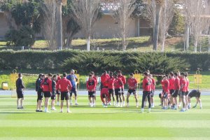 El equipo escuchando las palabras de Rubi en el entrenamiento.