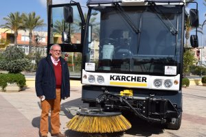 Antonio Bonilla junto a la nueva barredora.
