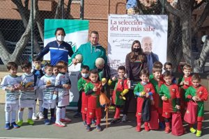 El Club Natación Almería y Pavía posan tras los partidos.