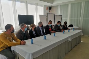 Los responsables de los pueblos beneficiados junto al delegado territorial