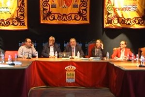 Cano, segunda por la derecha, en el momento en el que se habló en un Pleno de 2018 del hormigonado. Fuente: Levante TV