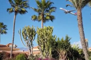 Un avión en prácticas sobrevuela estos días los barrios cercanos al aeropuerto.