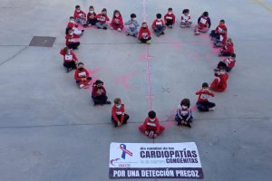 Los alumnos han formado un corazón en el patio.
