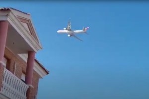 Vuelo en prácticas sobrevolando las viviendas del barrio de Costacabana,