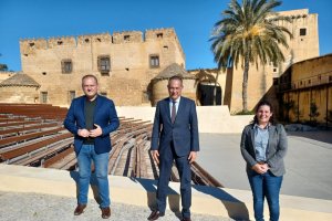 El delegado de Turismo junto a los representantes del Ayuntamiento de Cuevas del Almanzora.