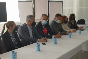 Antonio Martínez Pascual, alcalde de Olula del Río junto al delegado de Turismo y representantes del resto de pueblos beneficiados.