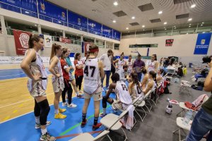 Álex Gómez hablando con el equipo en un tiempo muerto.