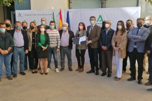 Carmen Crespo junto a autoridades políticas abderitanas y miembros de las comunidades de regantes de la zona. (Foto: Francisco G. Luque)