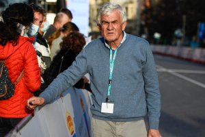 En la meta de la Avenida Juan Carlos I de Roquetas de Mar, donde ha llegado la Clásica en los últimos siete años, desde 2016.